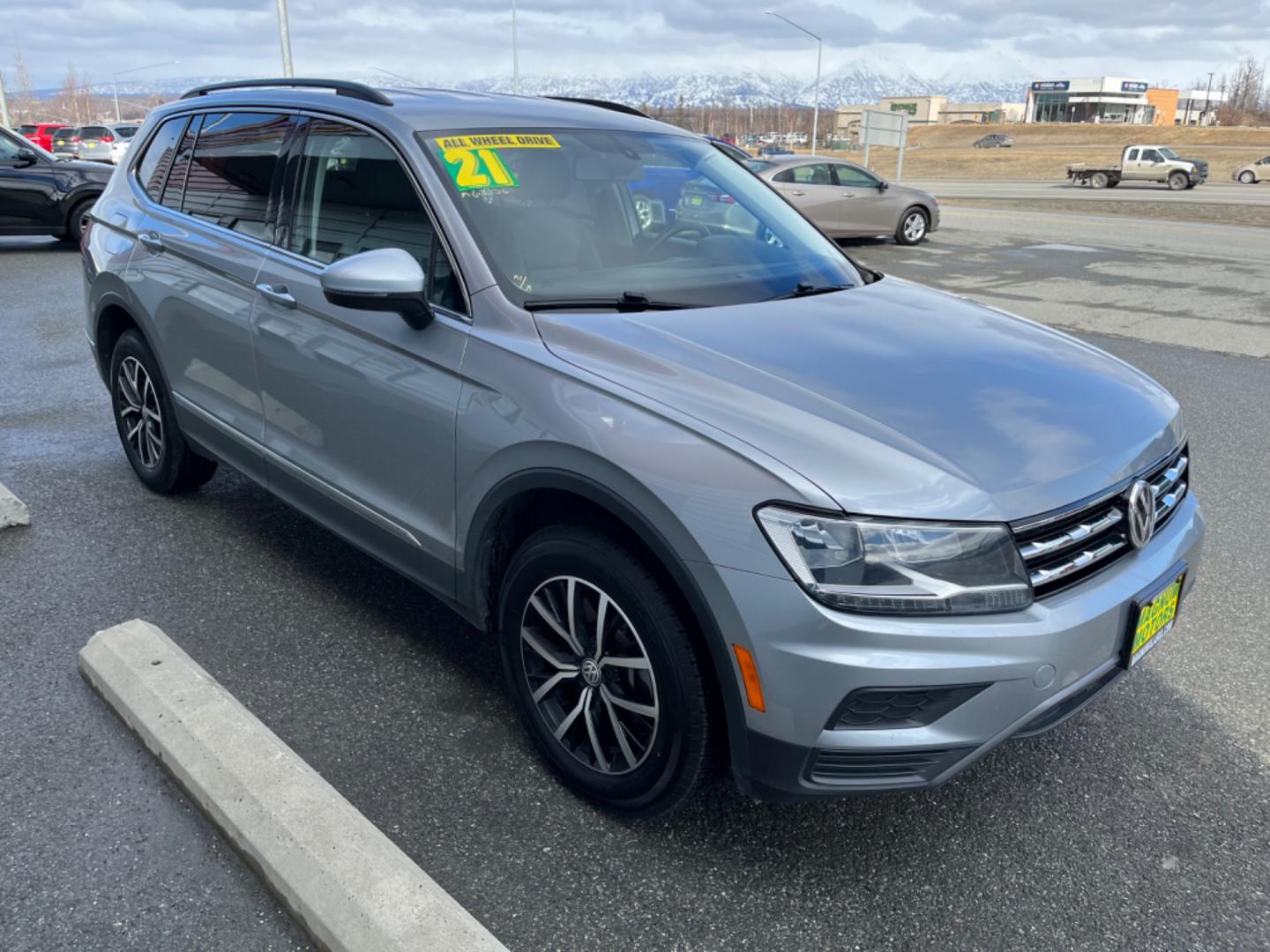 2021 GRAY /Black VOLKSWAGEN TIGUAN SE 4MOTION (3VV2B7AX6MM) with an 2.0L engine, Automatic transmission, located at 1960 Industrial Drive, Wasilla, 99654, (907) 274-2277, 61.573475, -149.400146 - Photo#5